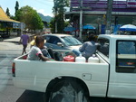 Puket Explorer  Phuket Strassen Pick-Up die Arbeiter fahren auf der Ladefläche mit (TH).